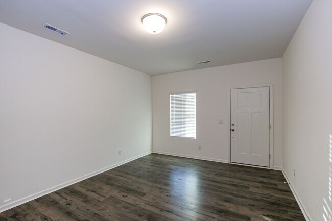 Building Photo - BEAUTIFUL 3BD/2.5BTH Townhome - Belmont - JULY MOVE IN