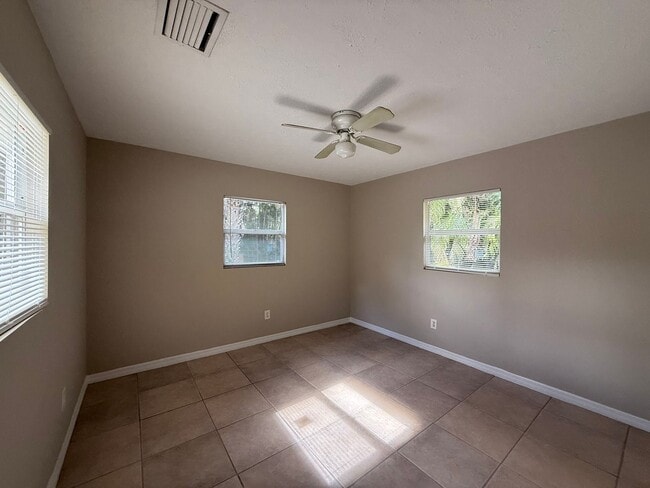 Building Photo - 960 NE Key Dr