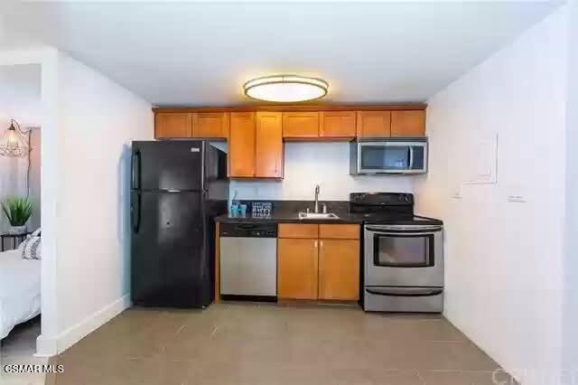 Building Photo - 10982 Roebling Ave