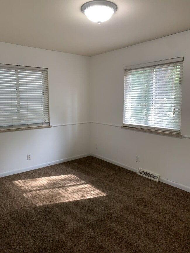 Building Photo - STUDENTS WELCOME! 4 Bedroom / 2 Bath Home Near CSU