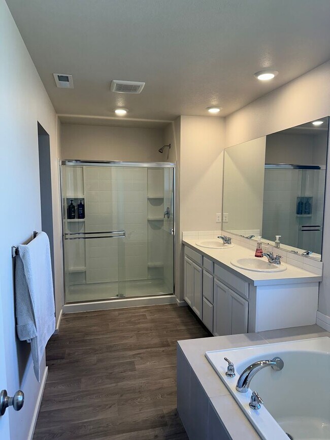 Building Photo - Pet friendly 4 bedroom 2.5 bath house!