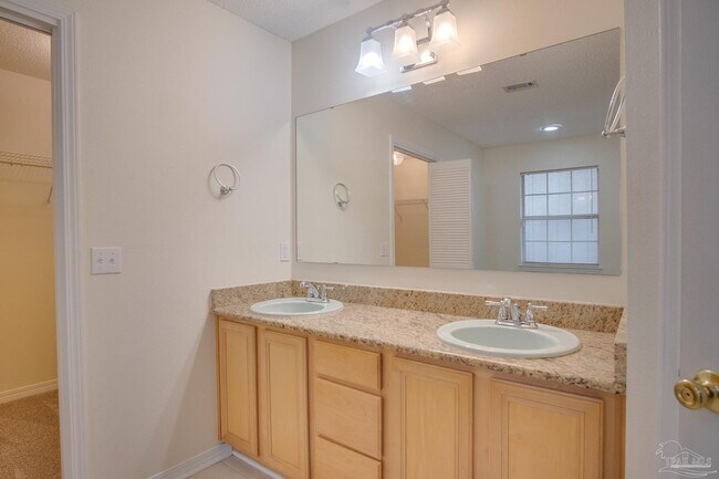 Building Photo - 3012 Classic Dr