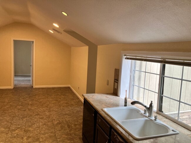 Building Photo - *LONG TERM RENTAL*