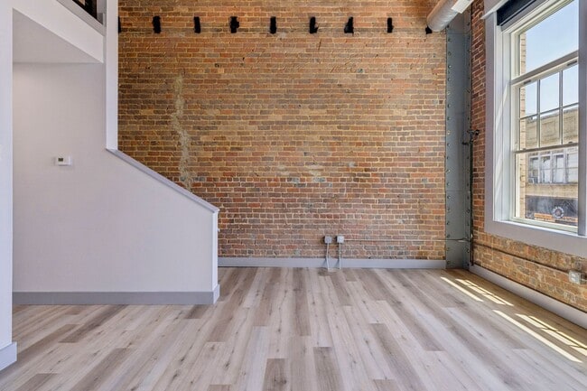 Building Photo - 213 E Main St