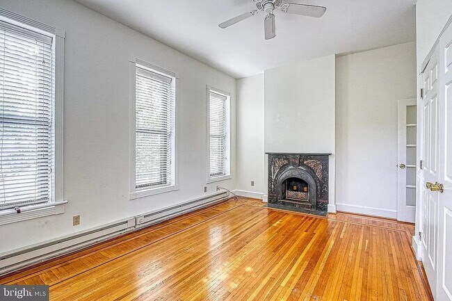 Building Photo - 400 E Cross St