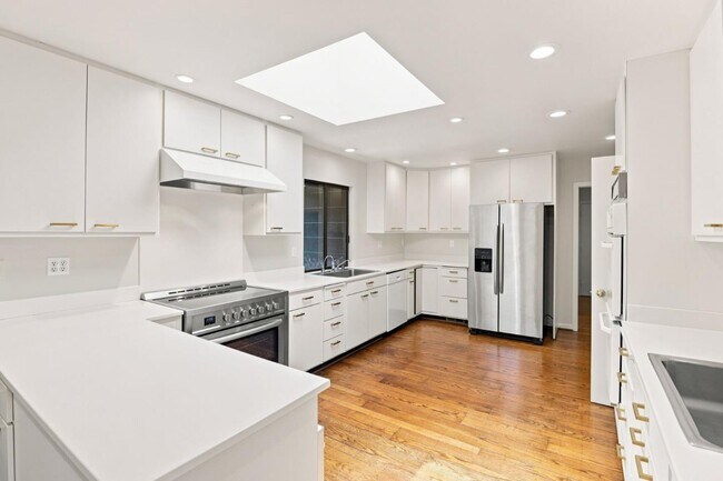 Building Photo - 820 Eucalyptus Ave