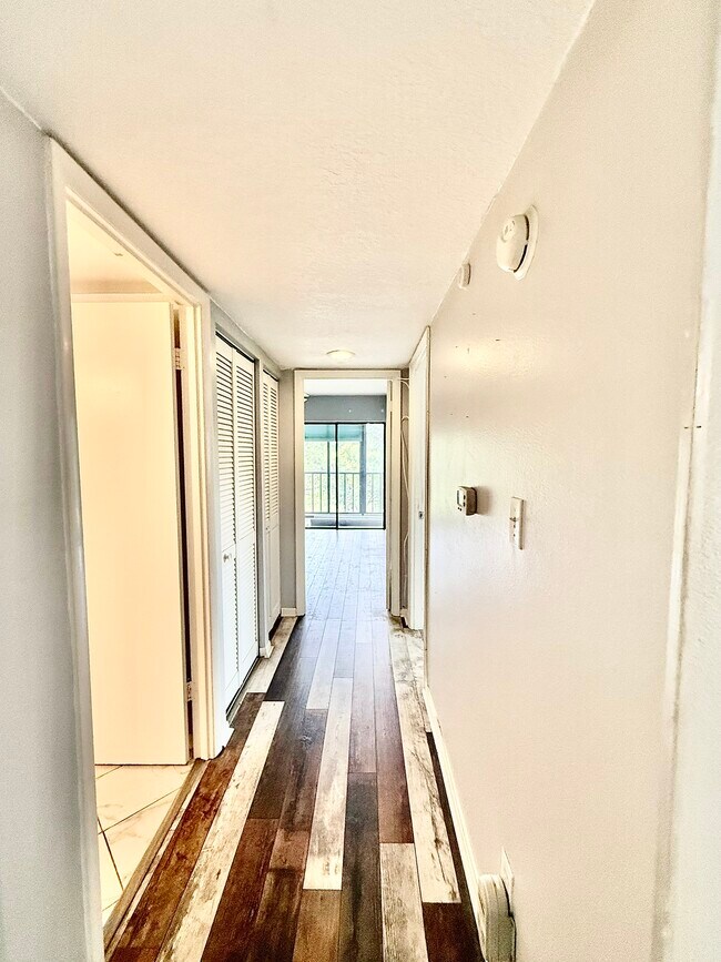Building Photo - 2800 Cove Cay Dr