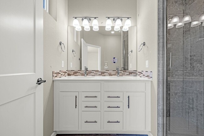 Building Photo - Luxury 4 Bed Townhouse with Amazing City and Mt Views on Westside