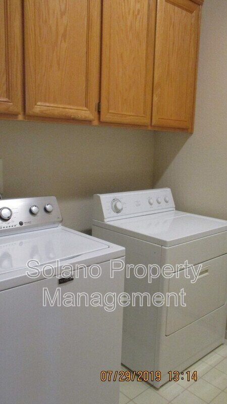 Building Photo - 451 Edgewood Dr