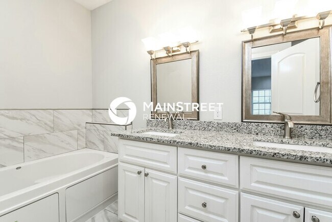 Building Photo - 2 Bedroom Pet-Friendly Home in Arlington, TX with Main Street Renewal