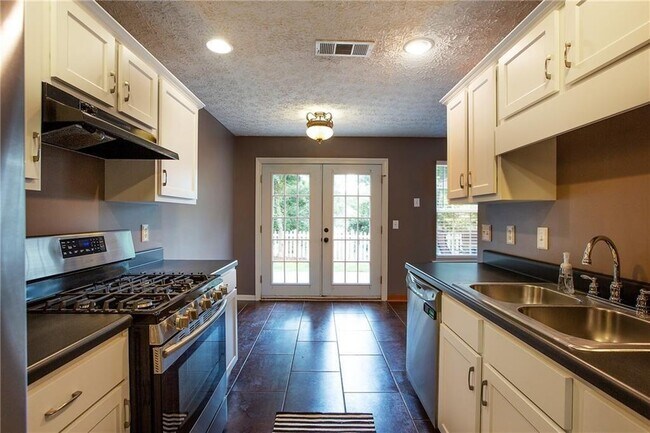 Building Photo - 312 Pieris Dr
