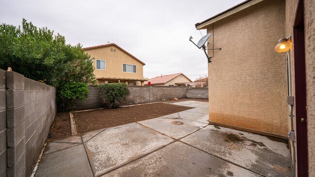 Building Photo - Beautiful Single Story Home with New Floor...