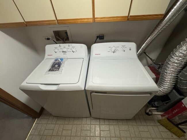 Building Photo - 1871 Fox Run Dr