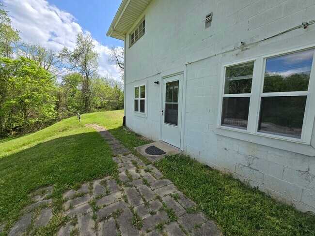 Building Photo - 7914 Hall Ridge Rd