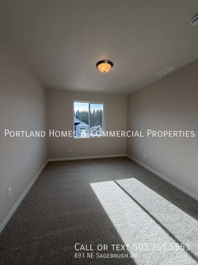 Building Photo - 893 NE Sagebrush Dr