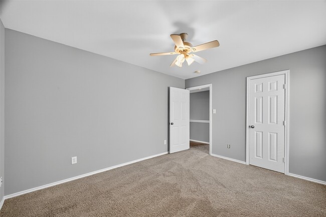 Building Photo - 6915 Woodridge Row Dr