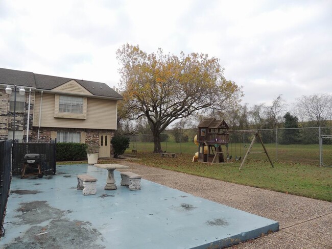 Building Photo - 1831 Sherwood Forest St