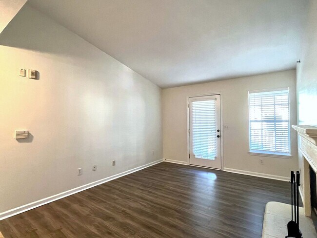 Building Photo - 2 Bed/2 Bath, Gated Community, Close to Sh...