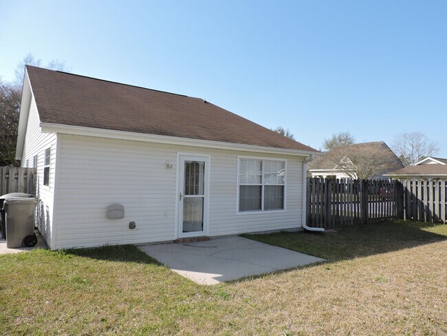 Building Photo - Easy access to shopping, interstate & Navy Federal complex!