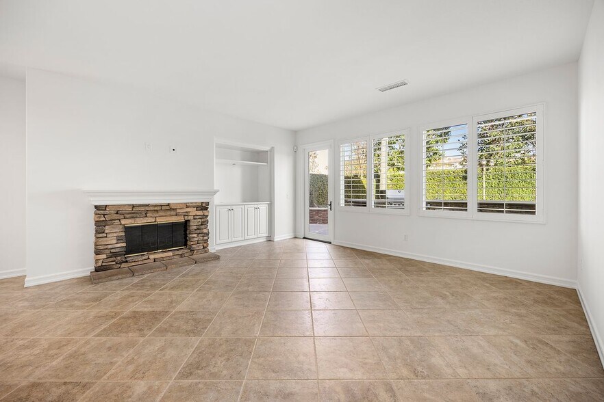 Building Photo - 2556 Pearblossom St