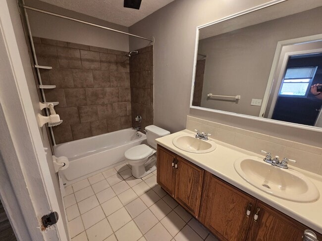 Building Photo - 4 Bedroom House