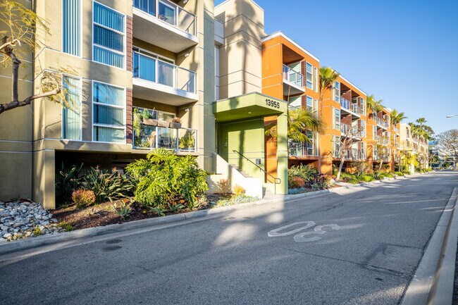 Building Photo - 13955 Tahiti Way