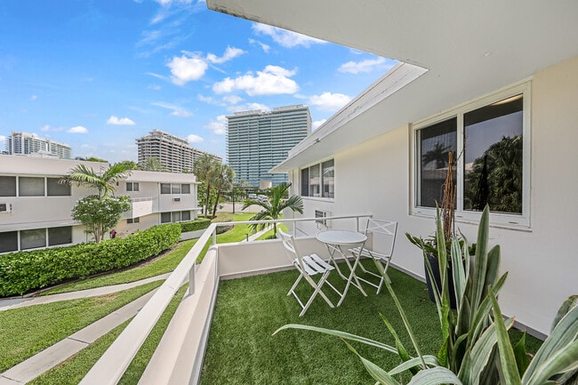 Building Photo - 10190 Collins Ave