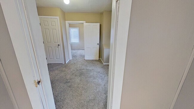 Building Photo - Comfortable 2-Bedroom Duplex