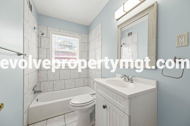 Building Photo - SPACIOUS CHARMING HOME!
