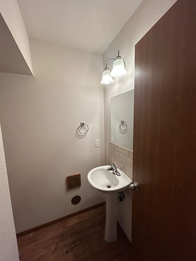 Building Photo - Spacious 3 Bedroom 2.5 Bath Duplex in Post Falls