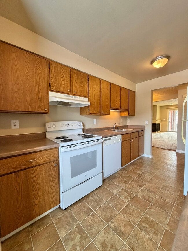 Building Photo - Affordable Top Floor Condo on Bus Route