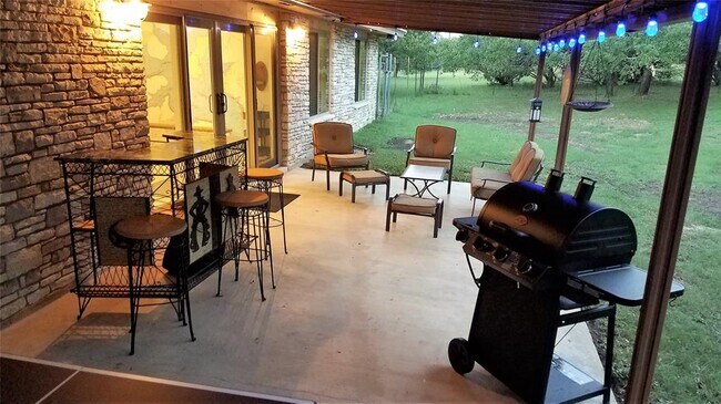 Building Photo - 2055 Island View Dr