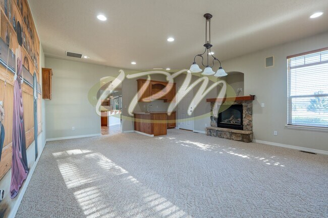 Building Photo - Spacious 3-Bedroom Home on 4.5 Acres – Pos...