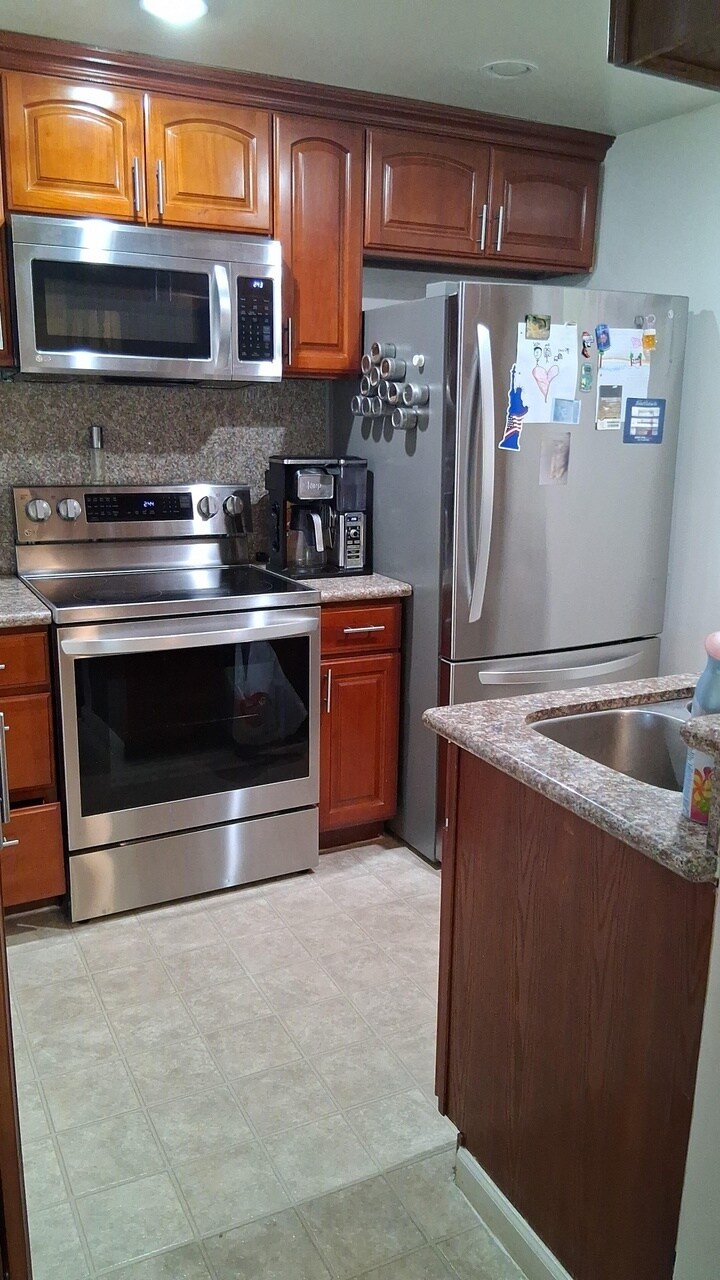 Kitchen - 35 Massolo Dr