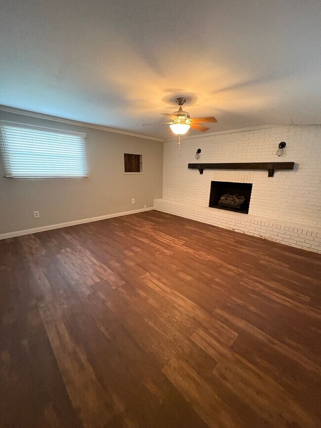 Building Photo - 3 bedroom 3 bath in Spartanburg with Lots of Space !!! Workshop in the garage!!