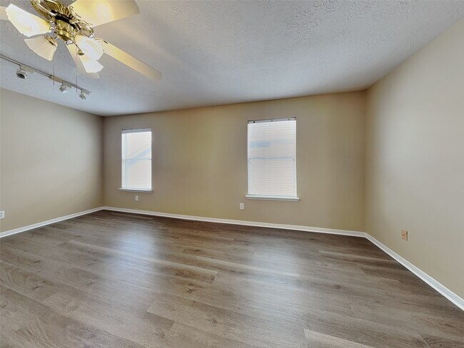 Building Photo - 11911 Lakewood Hills Dr