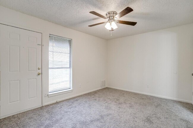 Building Photo - Charming 2-Bed, 2-Bath Duplex in Burleson