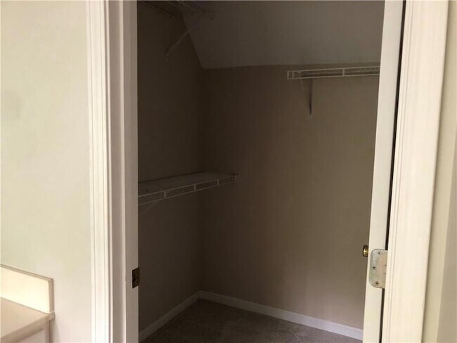 Building Photo - 370 Manor Glen Dr