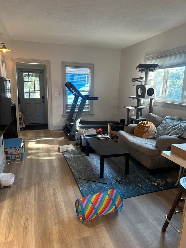 Building Photo - RENOVATED 2 BEDROOM HOME  -  PETS WELCOME ...