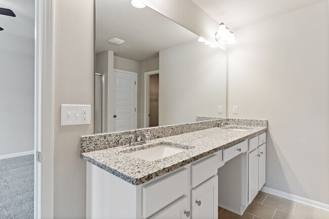 Building Photo - Contemporary 3 bed 2.5 Bath Town Home in Oakwood! Mundy Mill Township