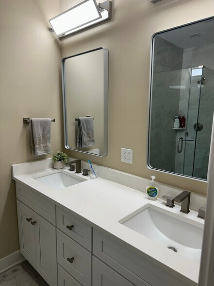 Building Photo - 319 S Glendale Ave