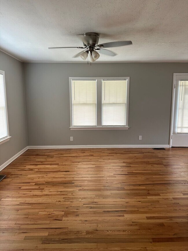 Building Photo - Available NOW! Adorable 4 Bed, 2 Bath Home for $2,600./month