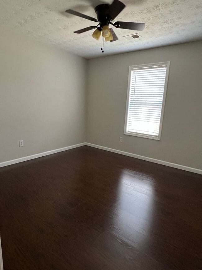 Building Photo - Charming 3 Bedroom 2 Bath home on large lot