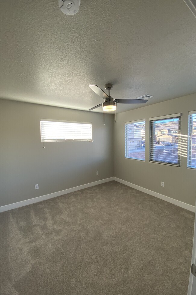 Building Photo - 463 N 480 W