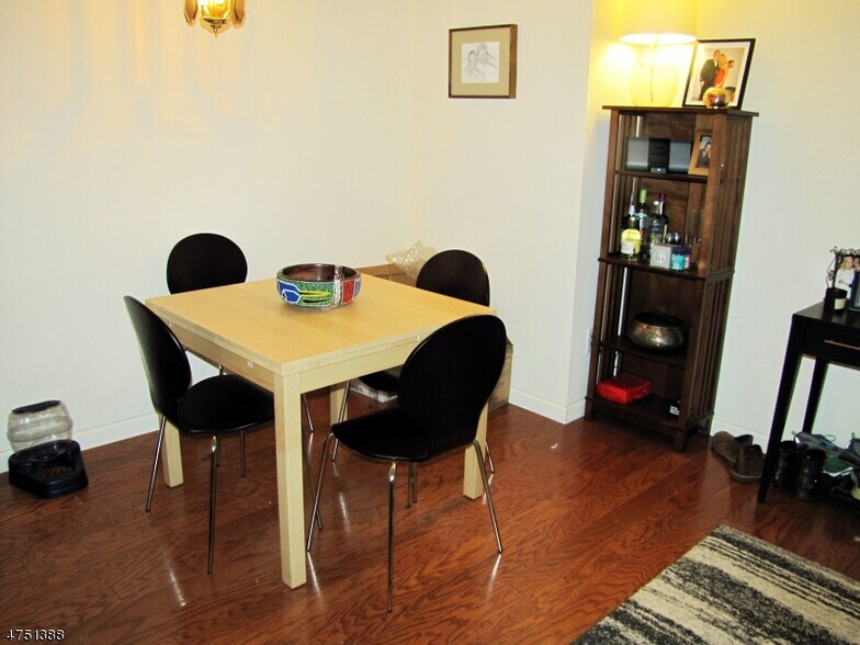 Building Photo - 4 Macculloch Ave