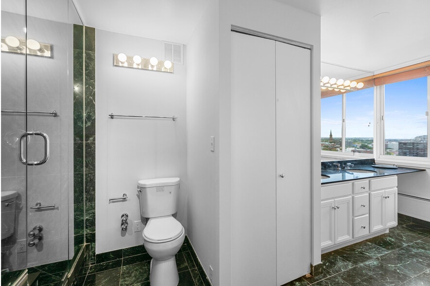 Building Photo - 1356 N Dearborn St