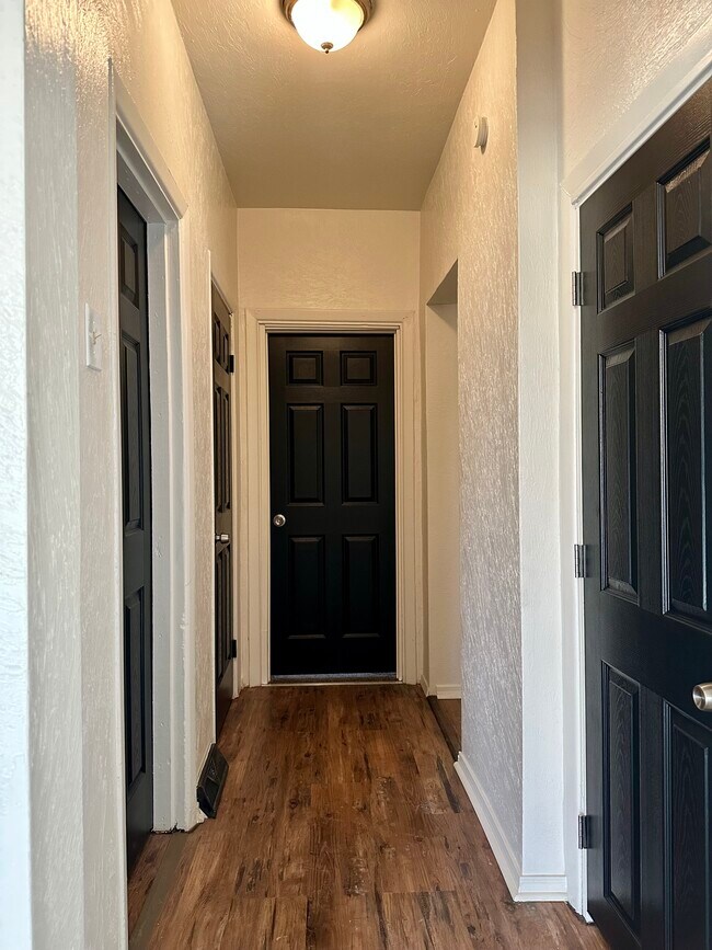 Building Photo - 638 Middle Ave