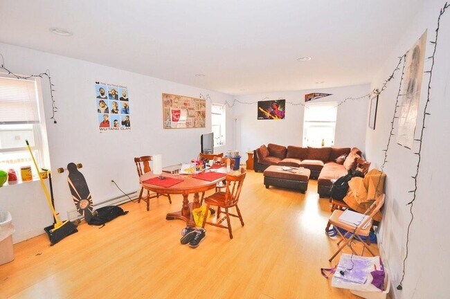 Building Photo - Three Bedroom and One bathroom apartment