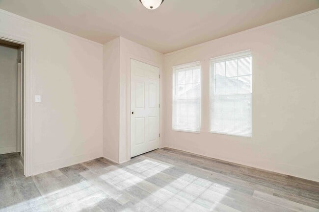 Building Photo - 1111 SW 13th Ave