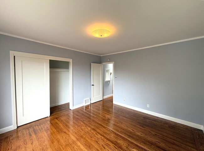 Building Photo - UPDATED BRIGHT 1500/ft 3BR/2BR+Bonus+1GR H...